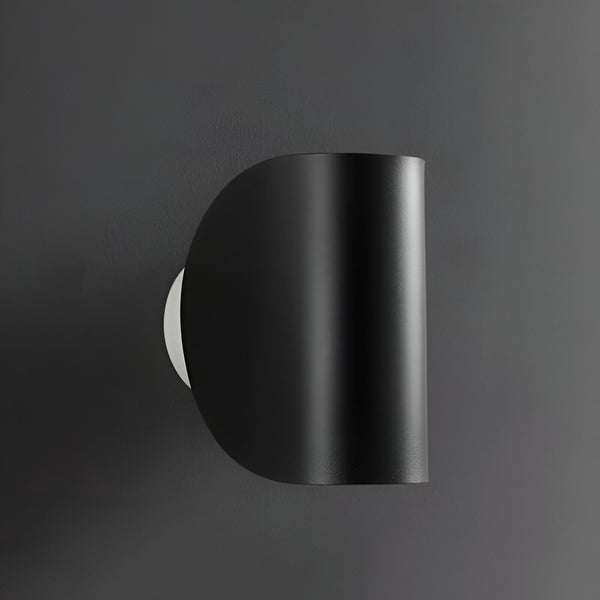 Une applique murale noire en forme de demi-lune. LA-3498052438,LA-3126612202,LA-0767634896,LA-9110294503,LA-9304635144,LA-992136202X,LA-6928936177,LA-4294847212,LA-0743361954,LA-9969297945,LA-912855230X,LA-8850209142,