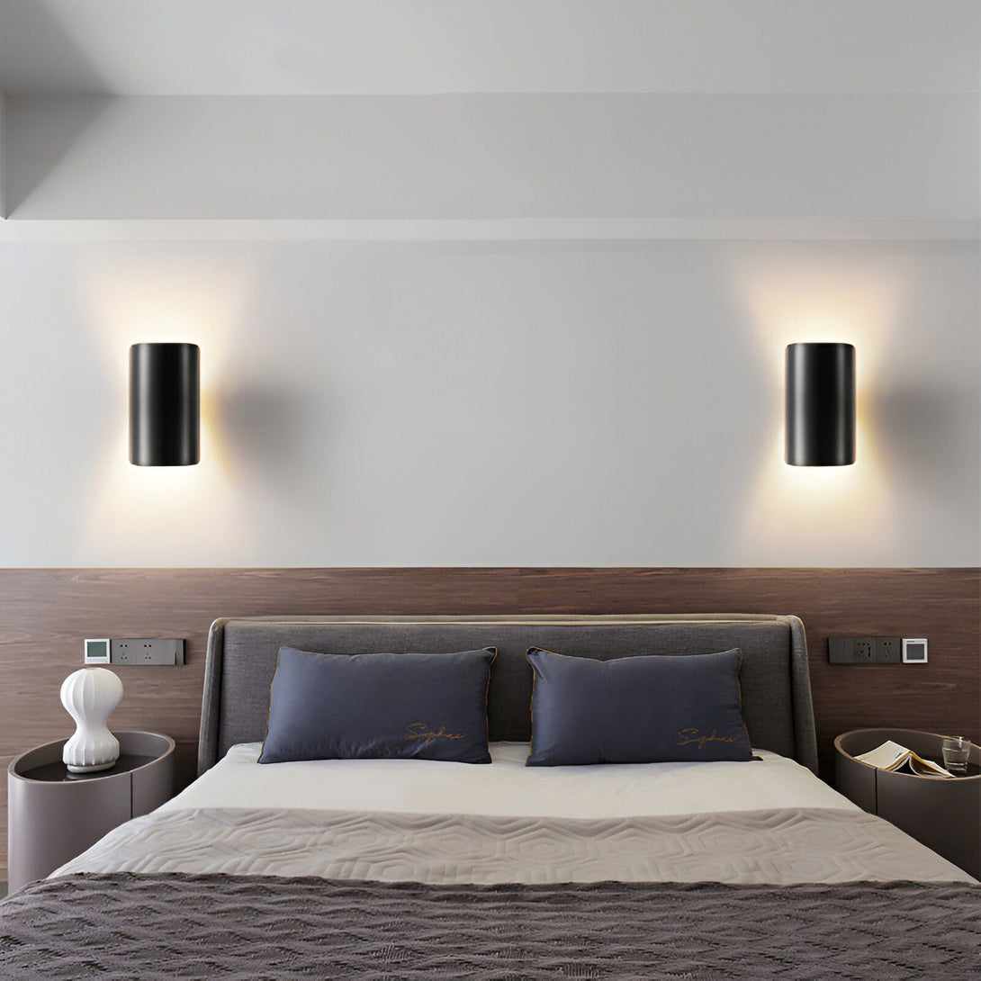 Une chambre à coucher avec un lit, deux tables de chevet et deux appliques murales noires. LA-3498052438,LA-3126612202,LA-0767634896,LA-9110294503,LA-9304635144,LA-992136202X,LA-6928936177,LA-4294847212,LA-0743361954,LA-9969297945,LA-912855230X,LA-8850209142,