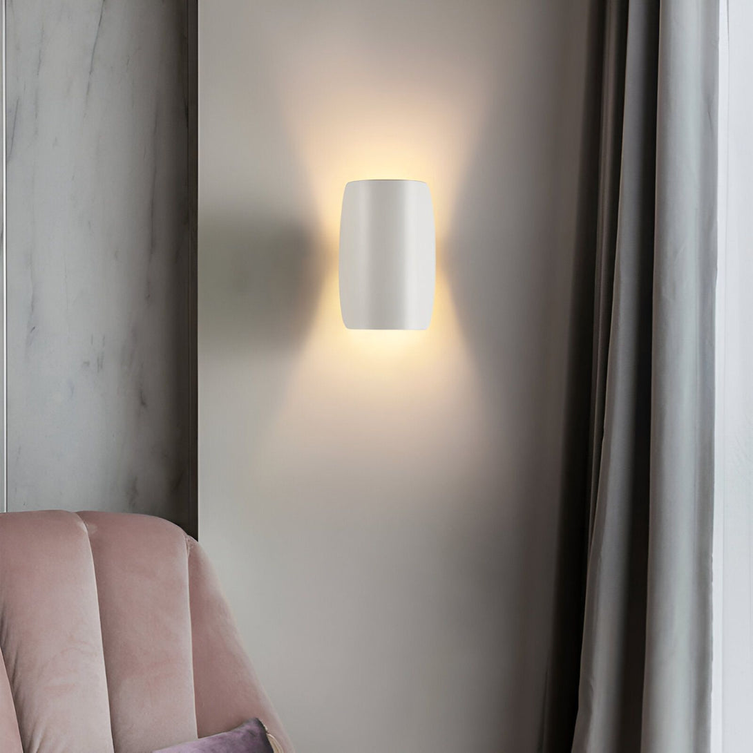 Une applique murale blanche en céramique émet une lumière chaude dans un salon moderne. LA-3498052438,LA-3126612202,LA-0767634896,LA-9110294503,LA-9304635144,LA-992136202X,LA-6928936177,LA-4294847212,LA-0743361954,LA-9969297945,LA-912855230X,LA-8850209142,