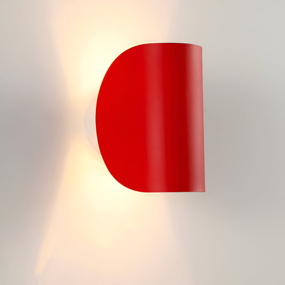 Une applique murale rouge en forme de demi-lune. LA-3498052438,LA-3126612202,LA-0767634896,LA-9110294503,LA-9304635144,LA-992136202X,LA-6928936177,LA-4294847212,LA-0743361954,LA-9969297945,LA-912855230X,LA-8850209142,