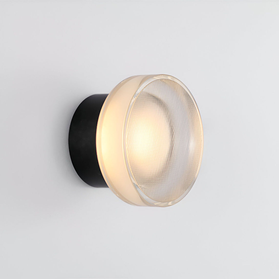 Une applique murale noire avec un abat-jour rond en verre strié. LU-0727730975,LU-5113261599,