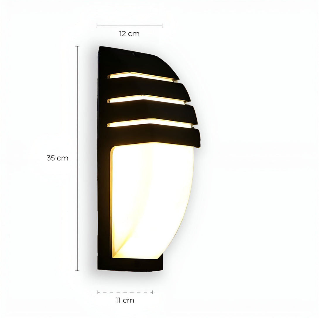 Une applique murale extérieure noire en forme de demi-lune avec une lumière blanche. Les dimensions sont 35 cm de hauteur, 12 cm de largeur et 11 cm de profondeur. LO-5223225813,