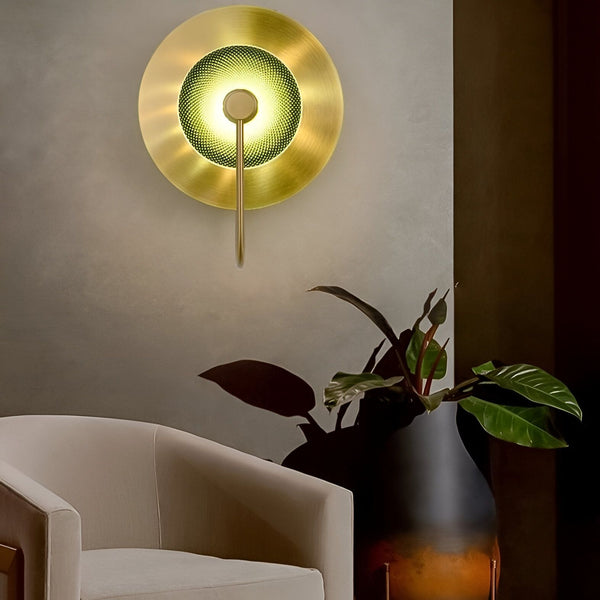 Une applique murale ronde en laiton avec un motif de points perforés. La lumière brille à travers les trous et crée un motif de points lumineux sur le mur. LE-4316598880,LE-6897461202,
