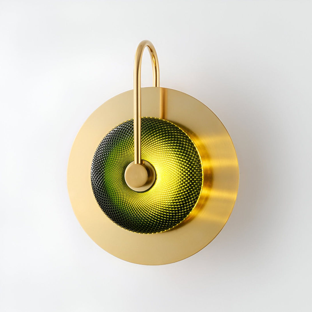 Une applique murale en laiton avec un globe en verre vert. LE-4316598880,LE-6897461202,