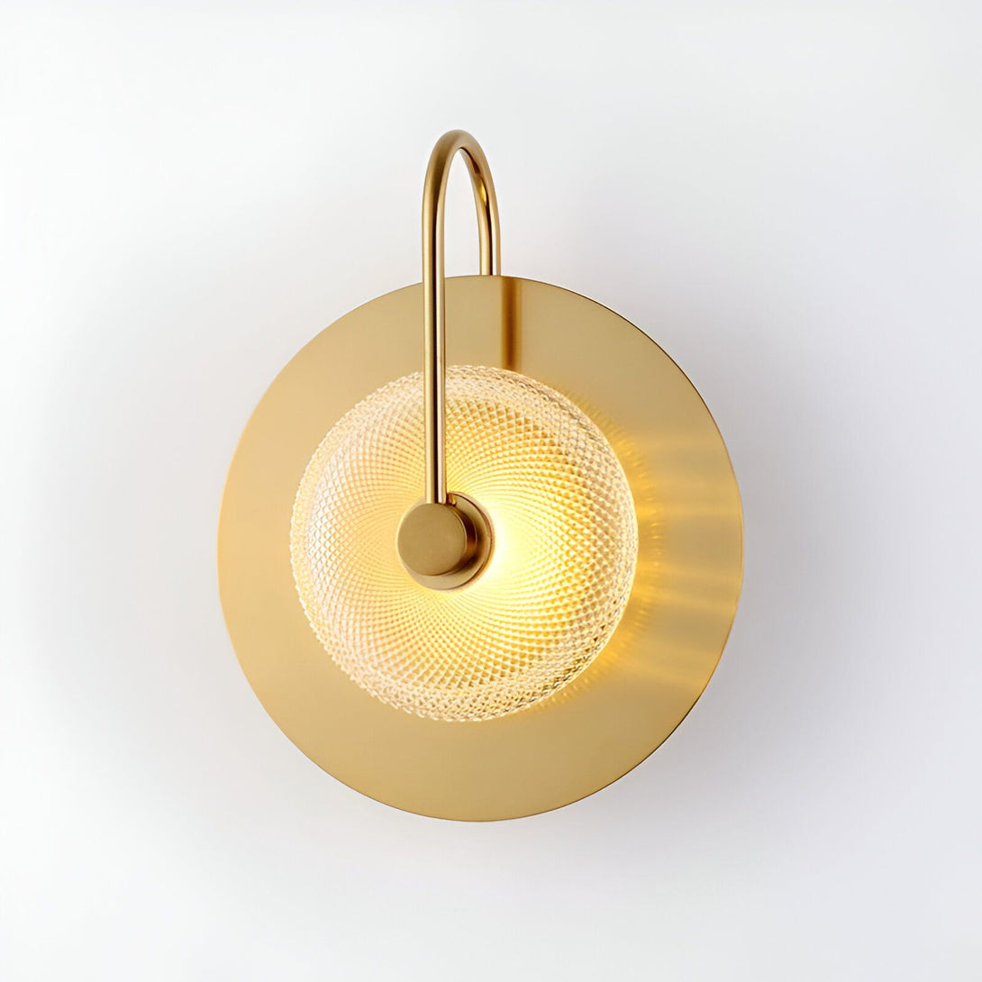 Une applique murale ronde en laiton avec un globe en verre transparent. LE-4316598880,LE-6897461202,
