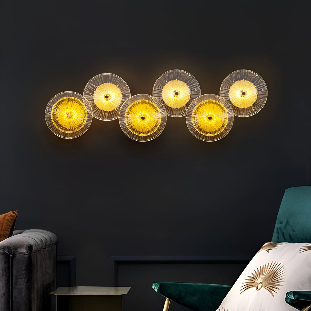 Une image d'une applique murale en forme de fleur en verre transparent avec un cadre doré. L'applique est fixée sur un mur noir et émet une lumière dorée. AZ-1516305086,AZ-9770102490,