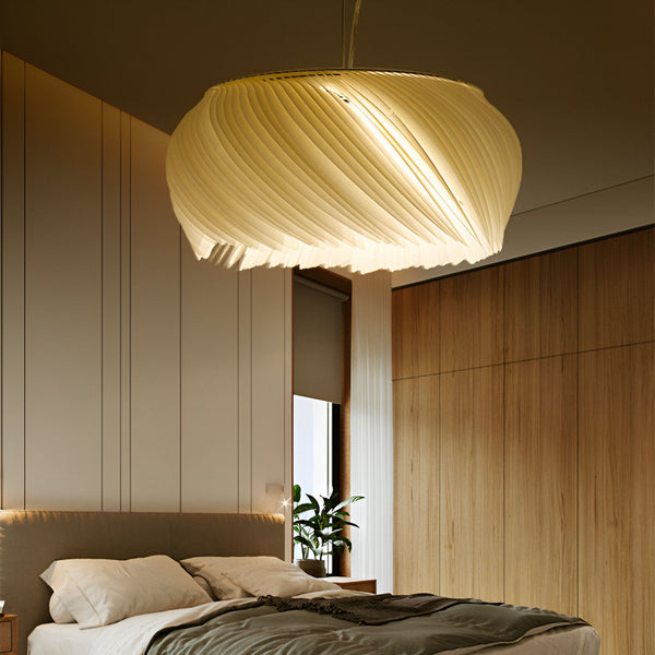 Une image d'une lampe en papier suspendue au plafond. La lampe est de couleur blanche et a une forme de spirale. Elle est éclairée et diffuse une lumière douce dans la pièce. La pièce est une chambre à coucher avec un lit, une armoire et une plante verte. LI-2975946449,LI-0269909052,LI-3785723539,LI-9818085345,