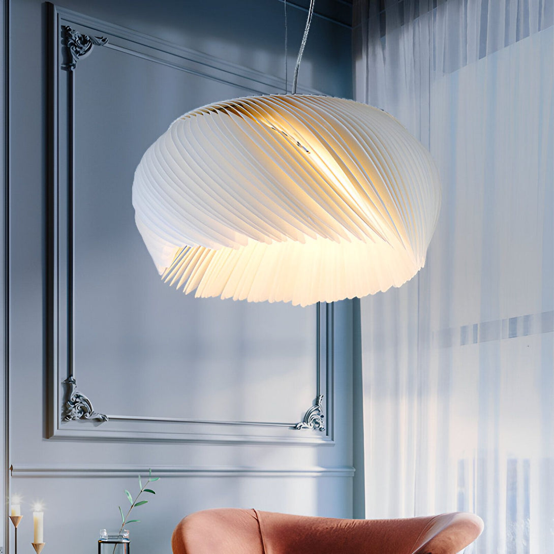 Une image d'une lampe en papier blanc suspendue au plafond. La lampe est de forme ovale et est composée de plusieurs couches de papier. Elle est éclairée de l'intérieur et diffuse une lumière douce et tamisée. La lampe est suspendue par un fil blanc et est fixée au plafond par un crochet. LI-2975946449,LI-0269909052,LI-3785723539,LI-9818085345,