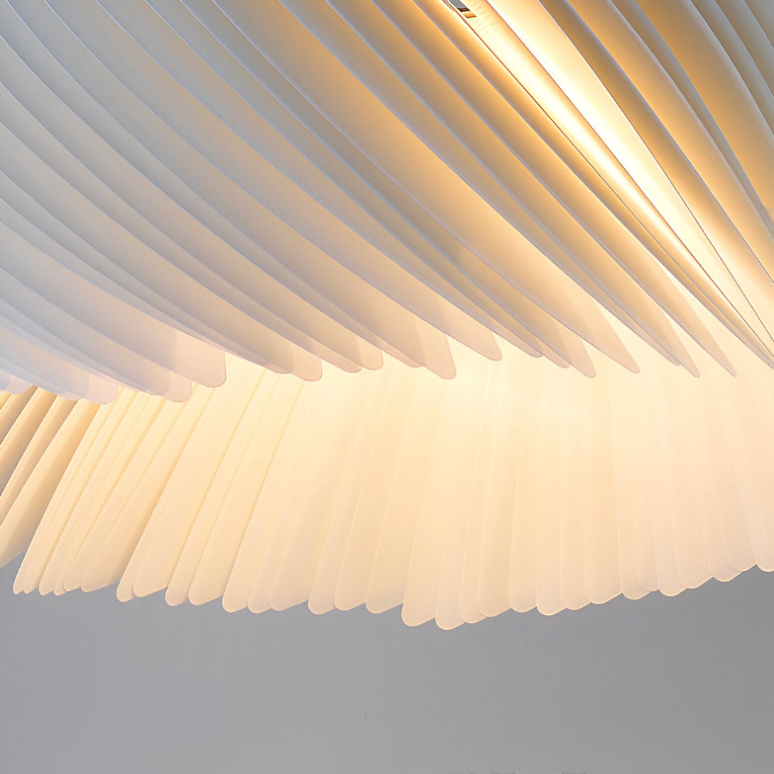 Une image d'un lustre en forme de pétales de fleurs blanches. LI-2975946449,LI-0269909052,LI-3785723539,LI-9818085345,