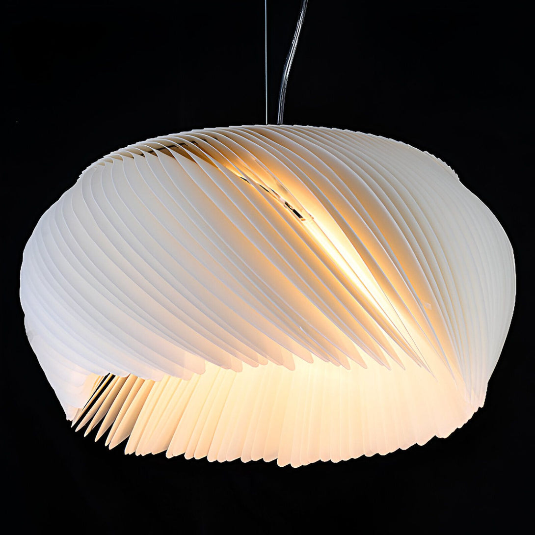 Une lampe en papier blanc en forme de spirale est suspendue au plafond. La lampe est éclairée de l'intérieur et diffuse une lumière douce et tamisée. LI-2975946449,LI-0269909052,LI-3785723539,LI-9818085345,