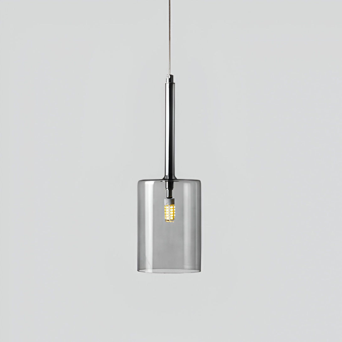 Une élégante cloche en verre transparent avec une ampoule à filament suspendue par un fil noir. La cloche Luminaire Industriel est parfaite pour ajouter une touche de style industriel à votre décoration.