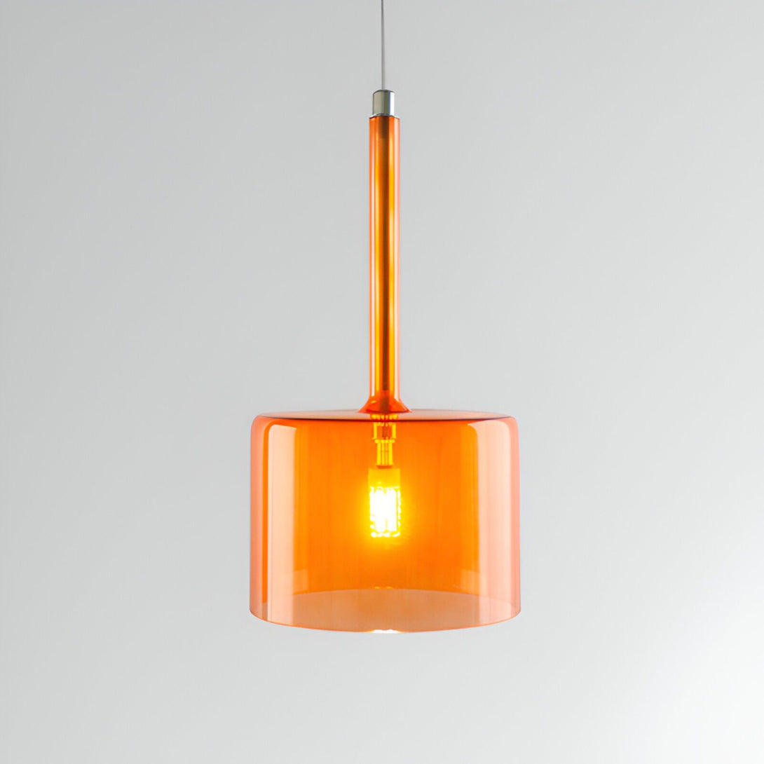Une lampe suspendue industrielle avec une forme de cloche. La lampe est en verre orange et émet une lumière chaude. SI-6756382438,SI-0032817185,SI-4249911799,SI-9339093259,SI-4042973272,SI-0596648243,SI-6064858710,SI-5471013700,SI-4257209100,SI-6062058946,SI-0517025884,SI-5814974761,SI-7355715755,SI-9471182190,SI-3549923880,SI-7198456677,SI-029440130X,SI-4671476568,SI-4526820369,SI-681520961X,SI-7967489527,SI-4441701004,SI-158587874X,SI-8401966825,