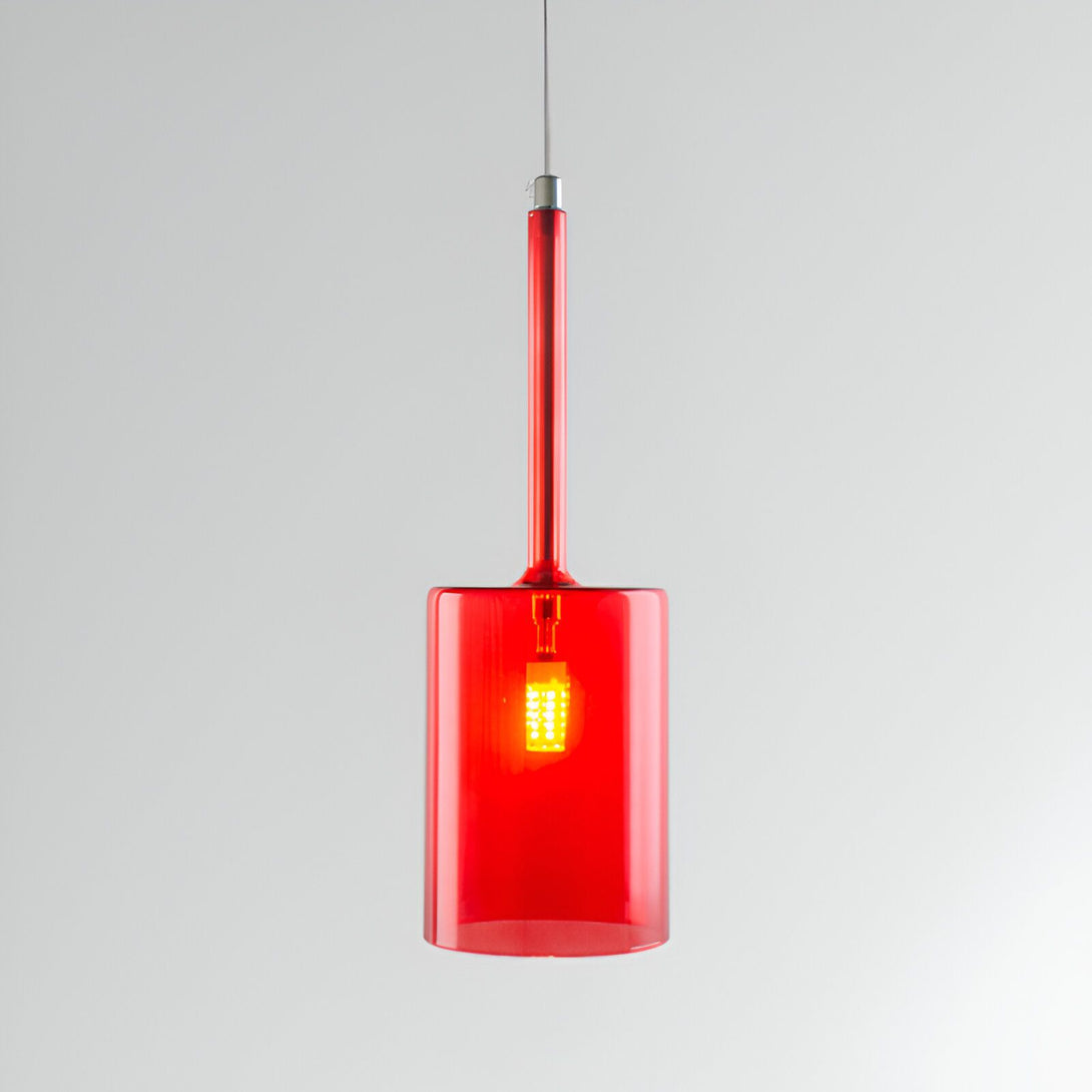 Une lampe suspendue rouge en forme de cloche avec un câble d'alimentation en métal argenté. La lampe est en verre soufflé et a une forme cylindrique. Elle est suspendue par un câble en métal argenté. La lampe est éclairée par une ampoule à filament LED.