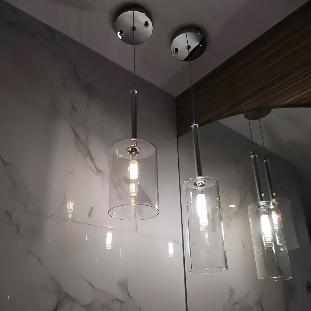 Une paire de suspensions luminaires en verre transparent avec des ampoules à filament. Les suspensions sont fixées au plafond par des câbles métalliques. SI-6756382438,SI-0032817185,SI-4249911799,SI-9339093259,SI-4042973272,SI-0596648243,SI-6064858710,SI-5471013700,SI-4257209100,SI-6062058946,SI-0517025884,SI-5814974761,SI-7355715755,SI-9471182190,SI-3549923880,SI-7198456677,SI-029440130X,SI-4671476568,SI-4526820369,SI-681520961X,SI-7967489527,SI-4441701004,SI-158587874X,SI-8401966825,