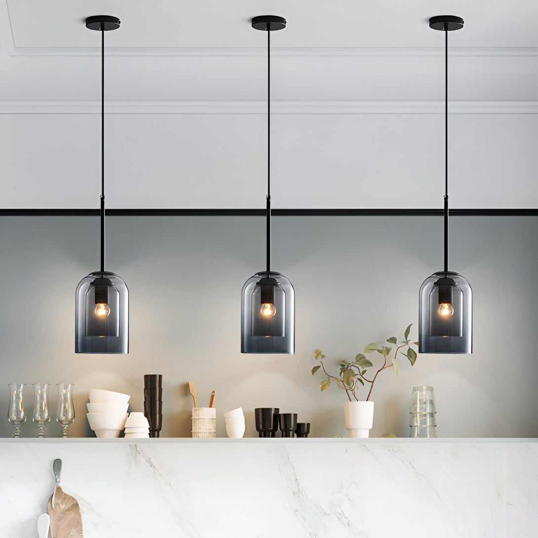 Une suspension en verre et fer de couleur noir cognac. La suspension est de forme cloche et mesure 15 cm de diamètre. Elle est dotée d'une douille E14 et est compatible avec une ampoule de 60W maximum. L'ampoule n'est pas fournie. La suspension est facile à installer et est idéale pour une utilisation en intérieur. VA-1821147340,VA-4740185229,