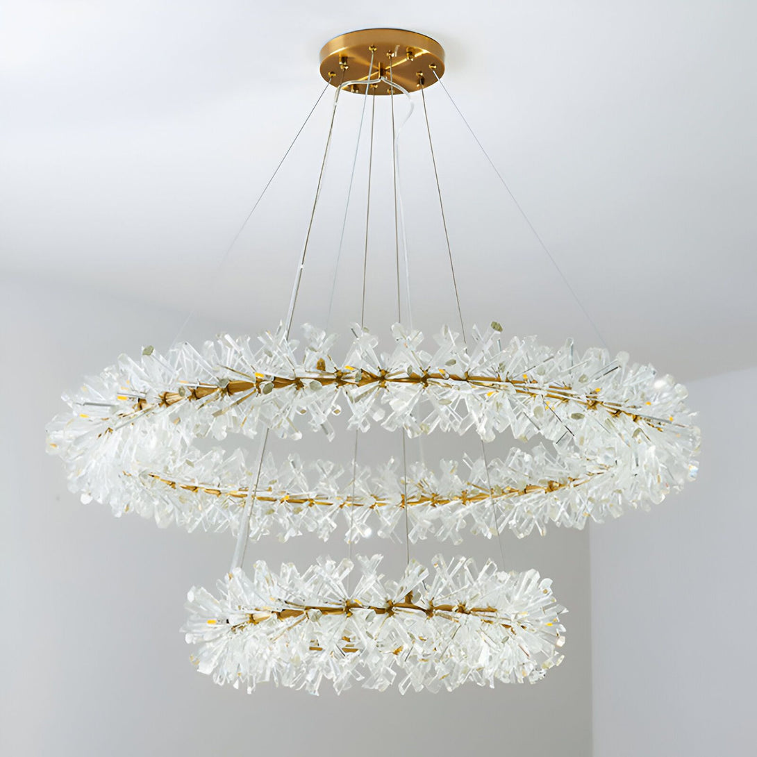 Une image d'un lustre en cristal à deux niveaux. Le lustre est doré et les cristaux sont transparents. Il est suspendu au plafond par des fils métalliques. EK-1487295170,EK-2785100514,EK-4427580491,EK-6790730826,