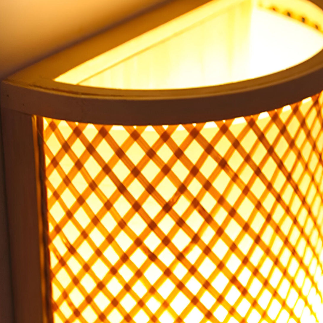 Une applique murale en bambou diffuse une lumière tamisée. DE-7247857110,