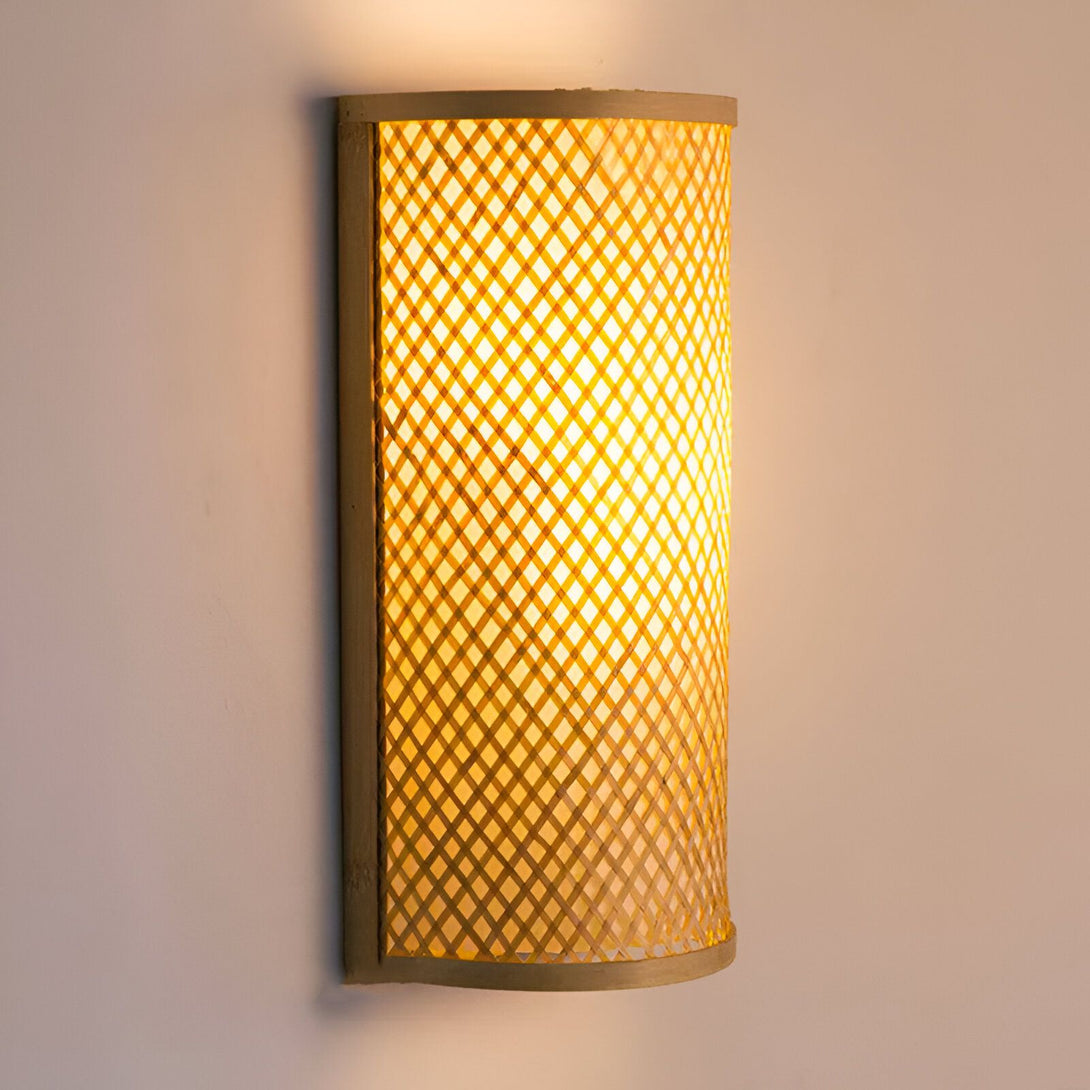 Une applique murale en bambou tissé à la main avec une lumière chaude et diffuse. DE-7247857110,