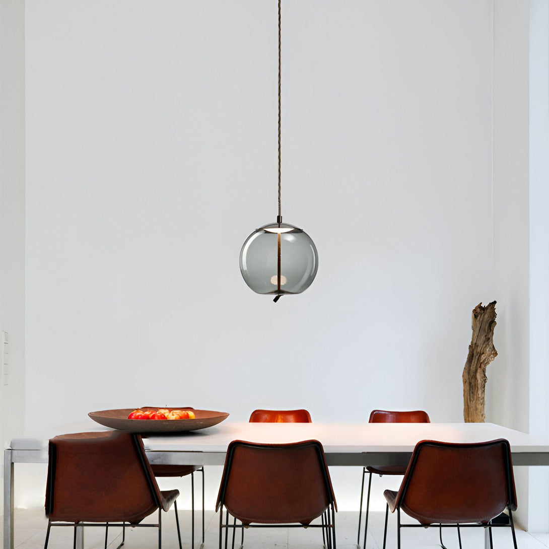 Une image d'un luminaire en verre soufflé à la main de forme sphérique. Le luminaire est suspendu par un câble noir et est équipé d'une douille en métal. Il est parfait pour une utilisation dans une salle à manger, un salon ou une chambre à coucher. SE-8597680784,SE-9462870446,SE-7499298493,SE-0476608740,SE-2722836270,SE-3273417943,SE-5200325382,SE-3888024714,