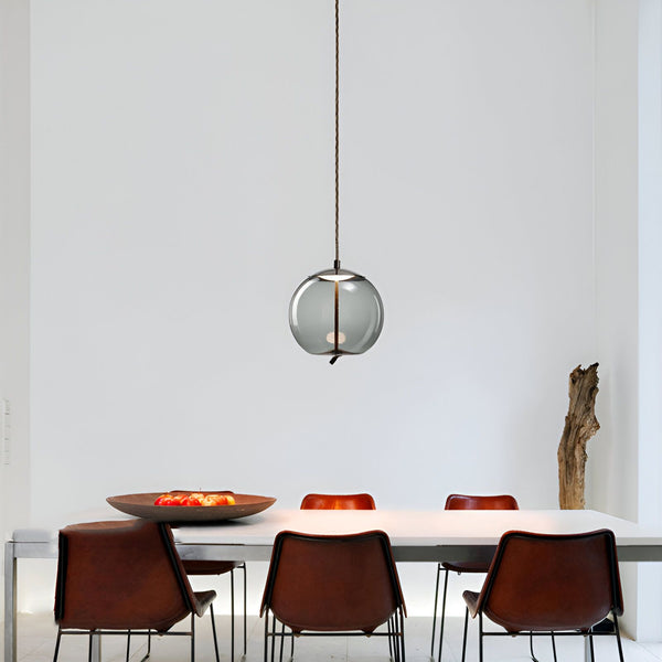Une image d'un luminaire en verre soufflé à la main de forme sphérique. Le luminaire est suspendu par un câble noir et est équipé d'une douille en métal. Il est parfait pour une utilisation dans une salle à manger, un salon ou une chambre à coucher. SE-8597680784,SE-9462870446,SE-7499298493,SE-0476608740,SE-2722836270,SE-3273417943,SE-5200325382,SE-3888024714,