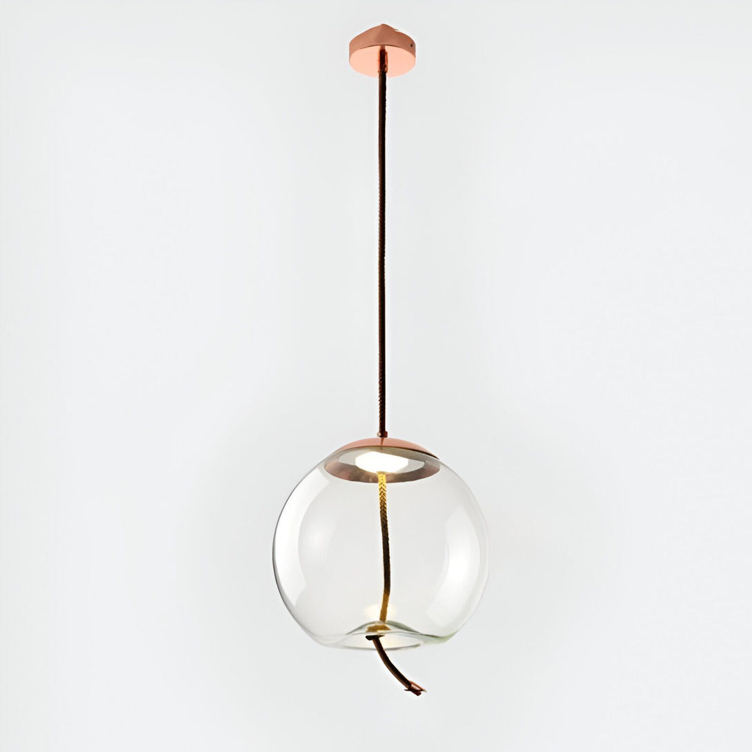 Une image d'un globe en verre transparent suspendu par un fil de cuivre. Le globe en verre est éclairé de l'intérieur, ce qui donne une lumière douce et diffuse. Le globe luminaire est un produit de la marque GLOBE. SE-8597680784,SE-9462870446,SE-7499298493,SE-0476608740,SE-2722836270,SE-3273417943,SE-5200325382,SE-3888024714,