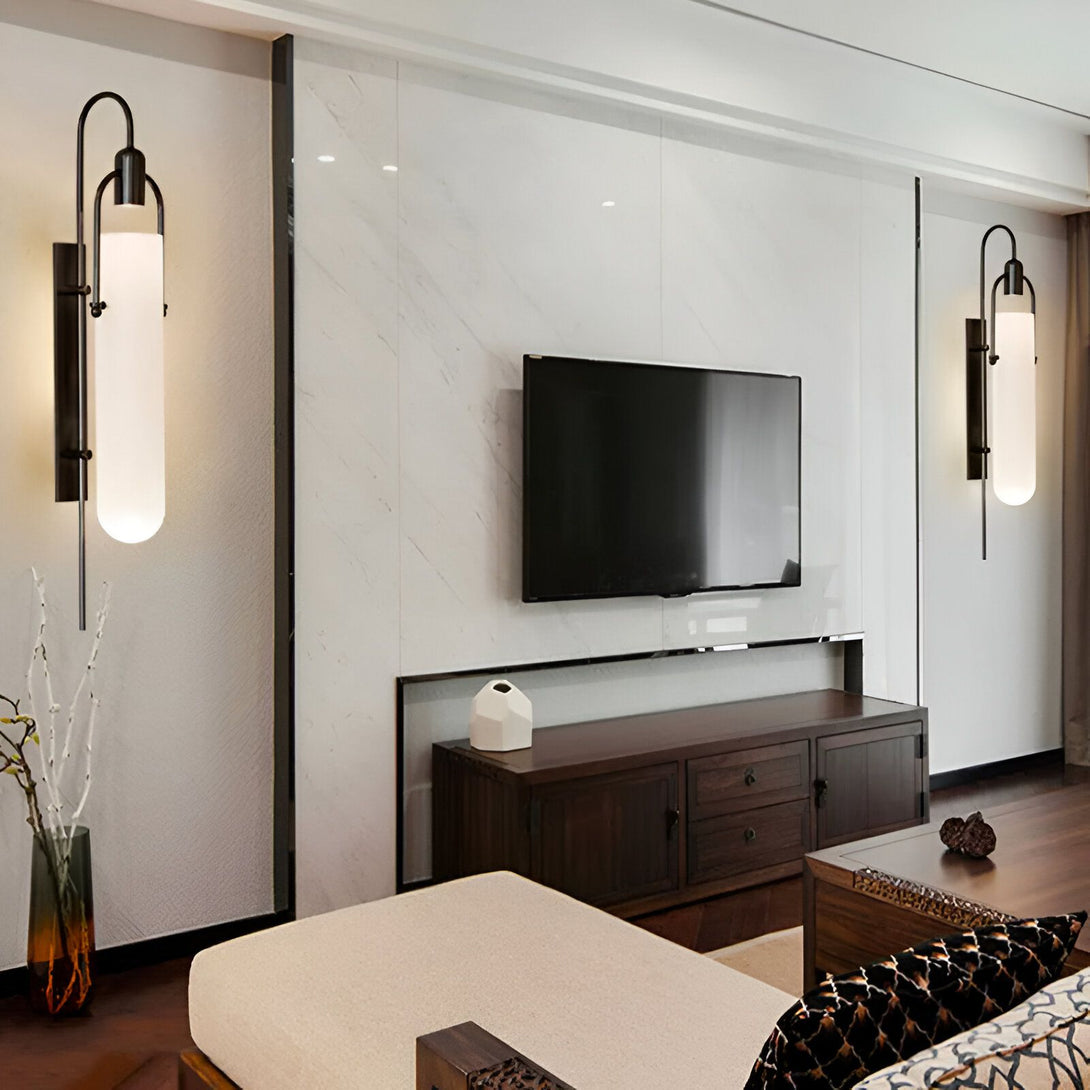 Deux appliques murales noires avec des abat-jour en verre blanc éclairent un mur en marbre blanc et noir. ES-2484930887,ES-5612768230,ES-0022150080,ES-6055592797,ES-8057480351,ES-6019174972,ES-947368861X,ES-3587232709,