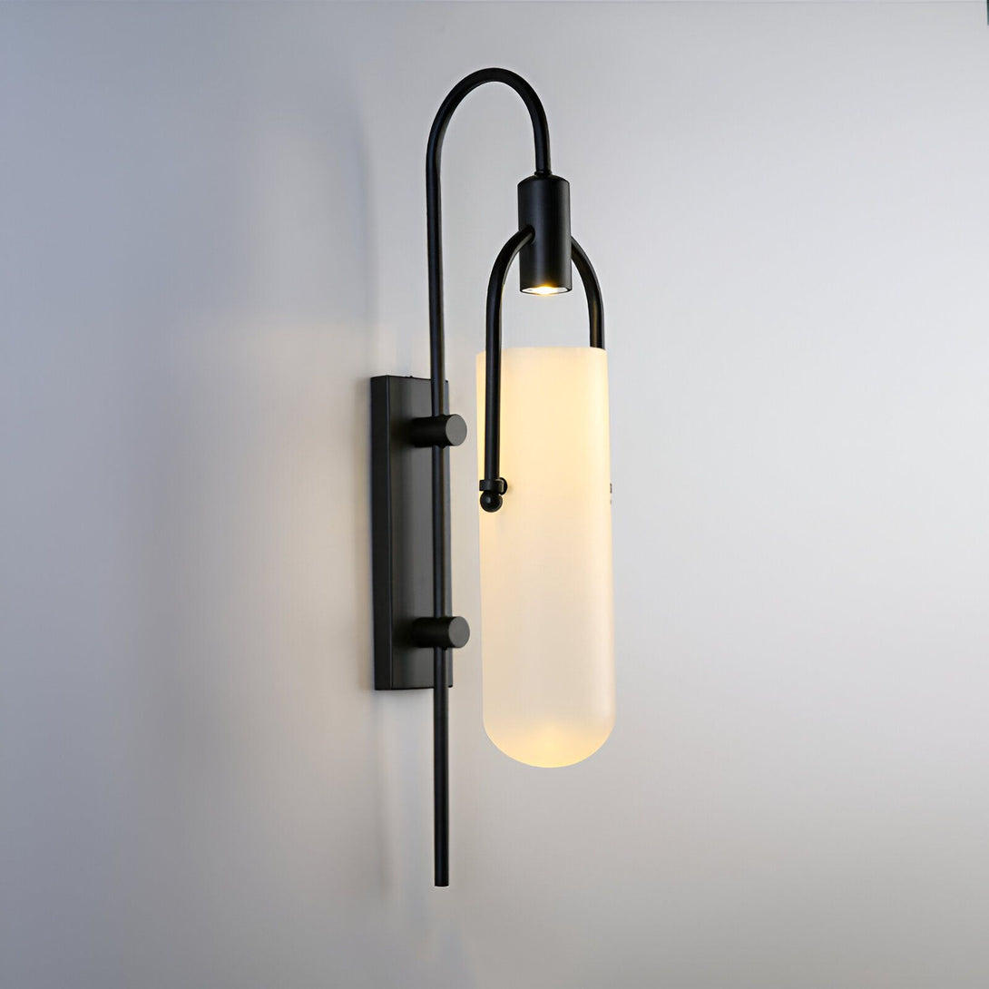 Une applique murale noire avec un abat-jour en verre blanc. ES-2484930887,ES-5612768230,ES-0022150080,ES-6055592797,ES-8057480351,ES-6019174972,ES-947368861X,ES-3587232709,