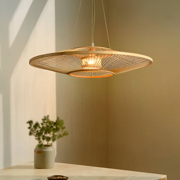 Une lampe en bambou tissé suspendue au plafond. La lampe est de forme ronde et ajourée, ce qui laisse passer la lumière. MA-3878795653,MA-1203631413,MA-8882942376,MA-8659394909,