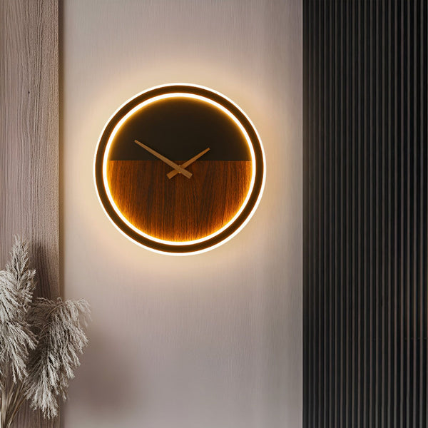 Une horloge murale ronde en bois avec un cercle noir et un cercle marron. L'horloge est éclairée par une lumière blanche. HA-2011945739,HA-4064769880,HA-5480231642,HA-0428441718,HA-8443060166,HA-9596451960,HA-8064936292,HA-5631114534,HA-2962930972,HA-8157884861,HA-6760209044,HA-5233688042,HA-5511192554,HA-7455731124,HA-8823161509,HA-1920369546,