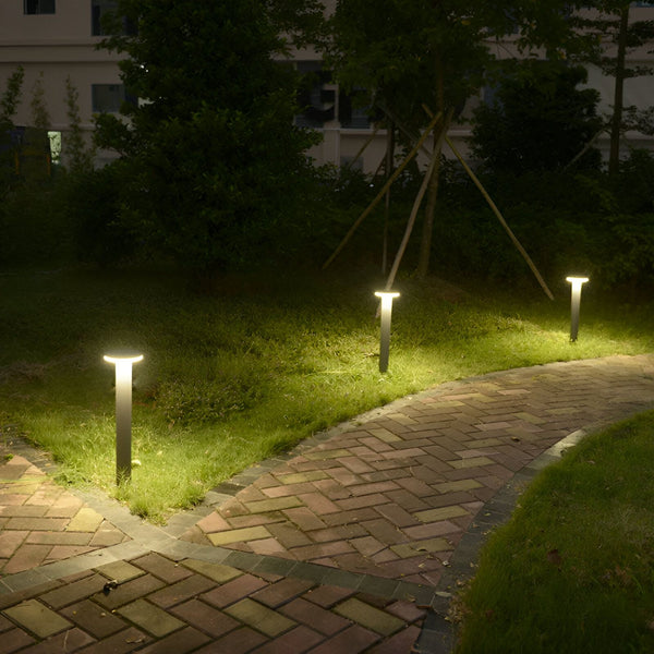 Une allée en briques est éclairée par des lampadaires solaires. JU-4746144346,JU-0801035287,JU-5260923960,JU-5505551076,