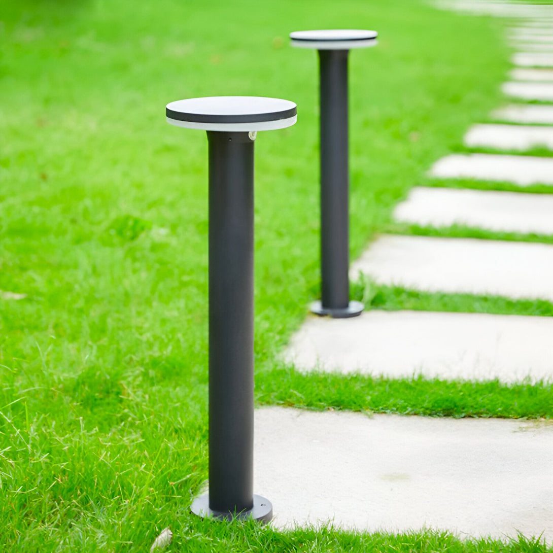 Deux lampadaires noirs sont installés sur une pelouse verte de chaque côté d'une dalle en béton. JU-4746144346,JU-0801035287,JU-5260923960,JU-5505551076,