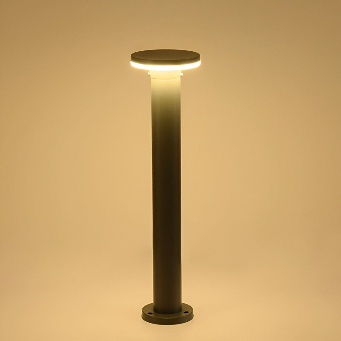 Une image d'un lampadaire LED avec un design moderne. Le lampadaire est de couleur noire et émet une lumière blanche. JU-4746144346,JU-0801035287,JU-5260923960,JU-5505551076,