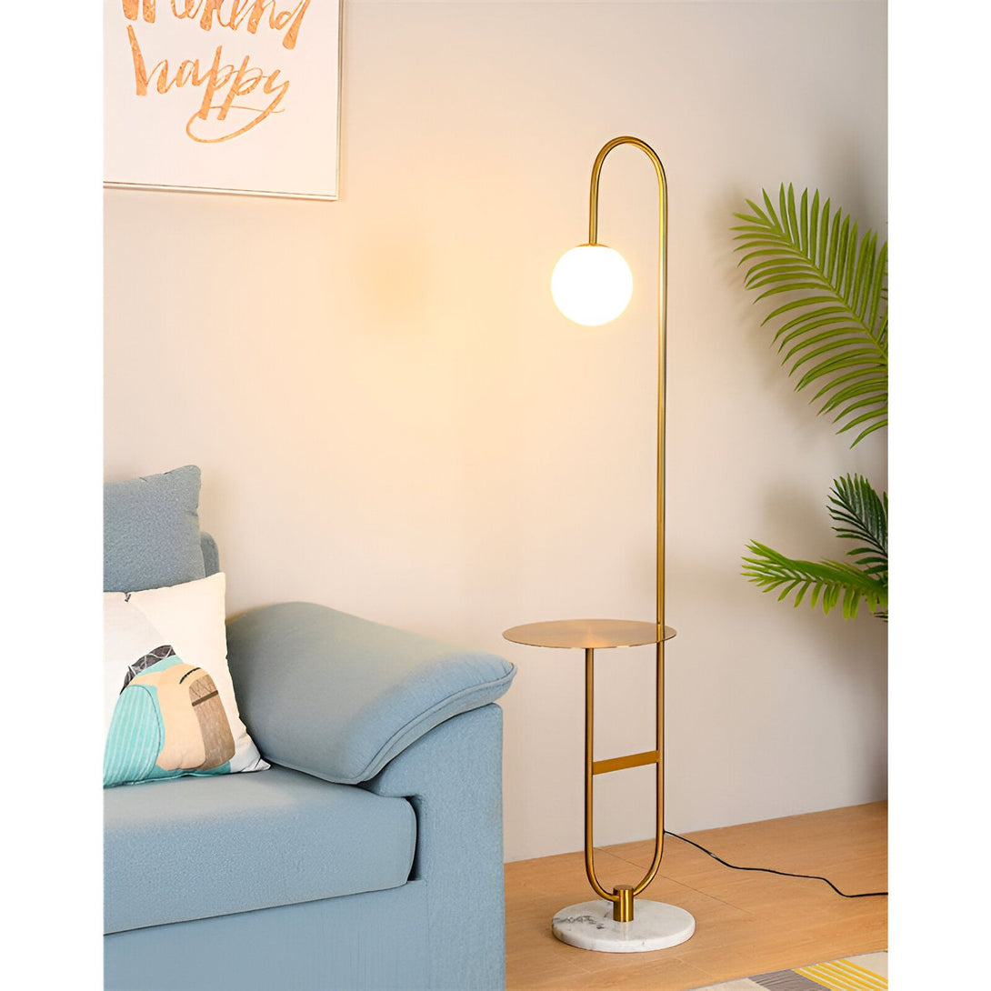 lampadaire doré avec une table ronde en métal doré et un abat-jour en verre blanc LA-5213525032,LA-9607473531,LA-1687313180,
