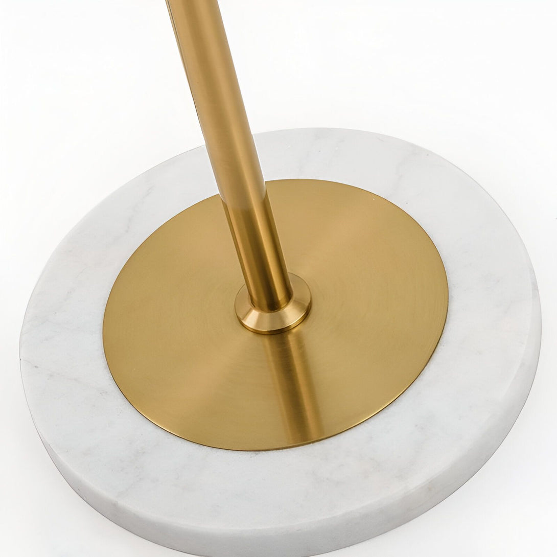 Un lampadaire doré avec un socle en marbre blanc. MA-3942036177,MA-3064936387,
