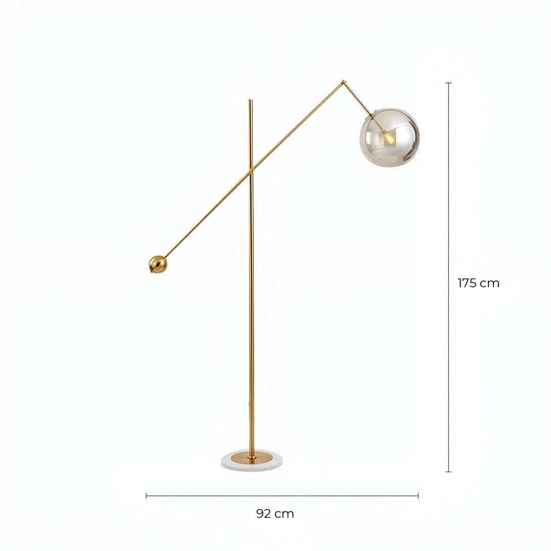 Un lampadaire doré avec une base en marbre blanc et un abat-jour en verre soufflé. MA-3942036177,MA-3064936387,