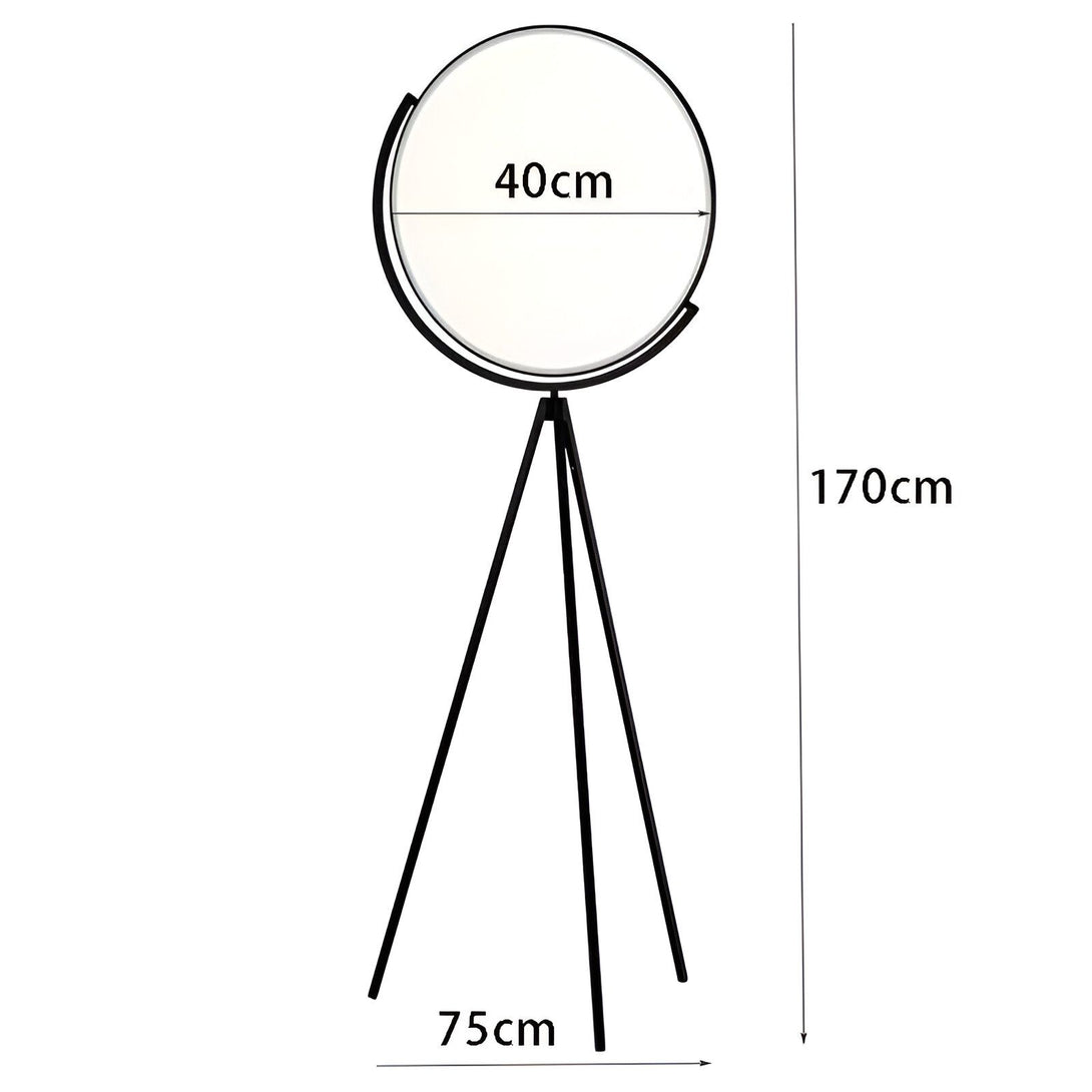 L'image représente un lampadaire trépied noir avec une grande abat-jour rond blanc. Il mesure 170 cm de haut, 75 cm de large et 40 cm de profondeur. MA-1013807243,MA-235099841X,MA-249299418X,