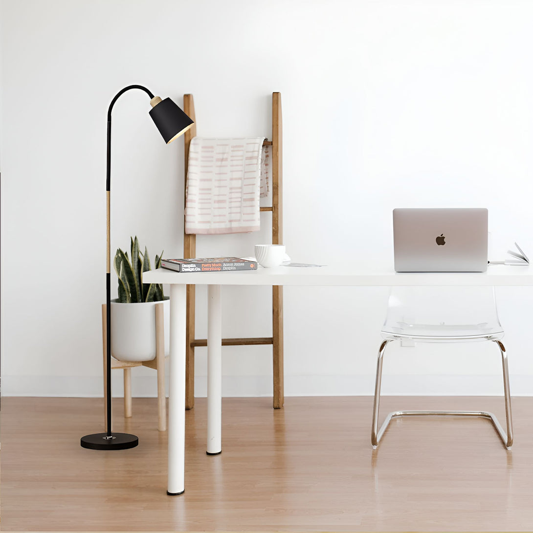 lampadaire scandinave en acier et bois noir avec abat-jour orientable. Il est parfait pour éclairer un coin lecture ou un bureau. SV-6826327228,SV-1292325151,