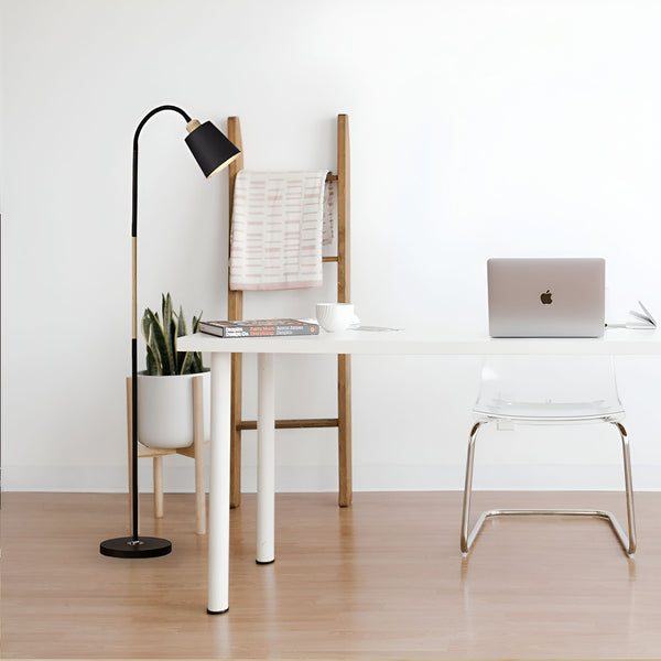 lampadaire scandinave en acier et bois noir avec abat-jour orientable. Il est parfait pour éclairer un coin lecture ou un bureau. SV-6826327228,SV-1292325151,