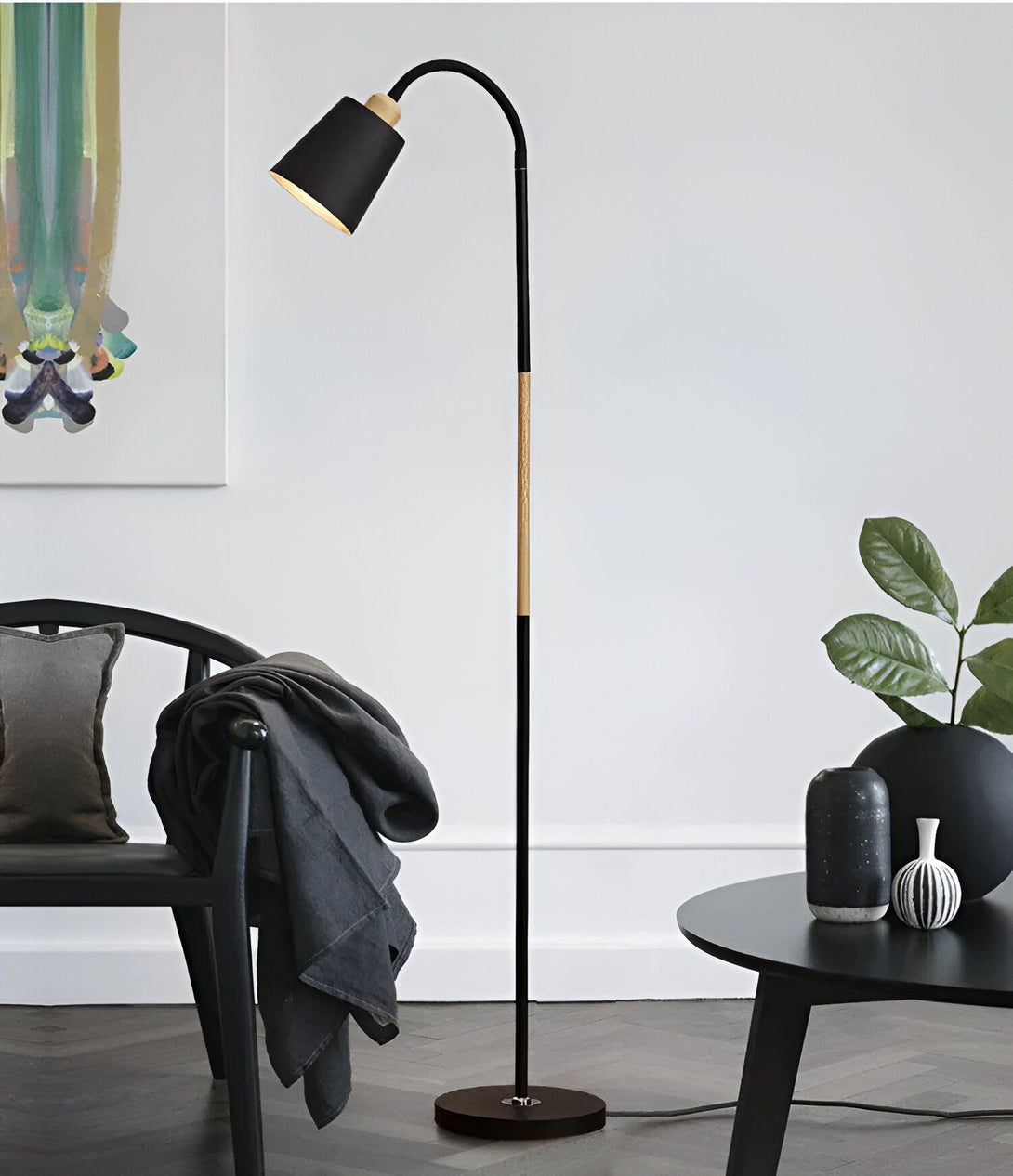 lampadaire scandinave en acier et bois. Il est de couleur noire et possède un abat-jour en métal. Le lampadaire est posé sur un socle rond en métal noir. Il est parfait pour éclairer un coin salon ou une chambre à coucher. SV-6826327228,SV-1292325151,