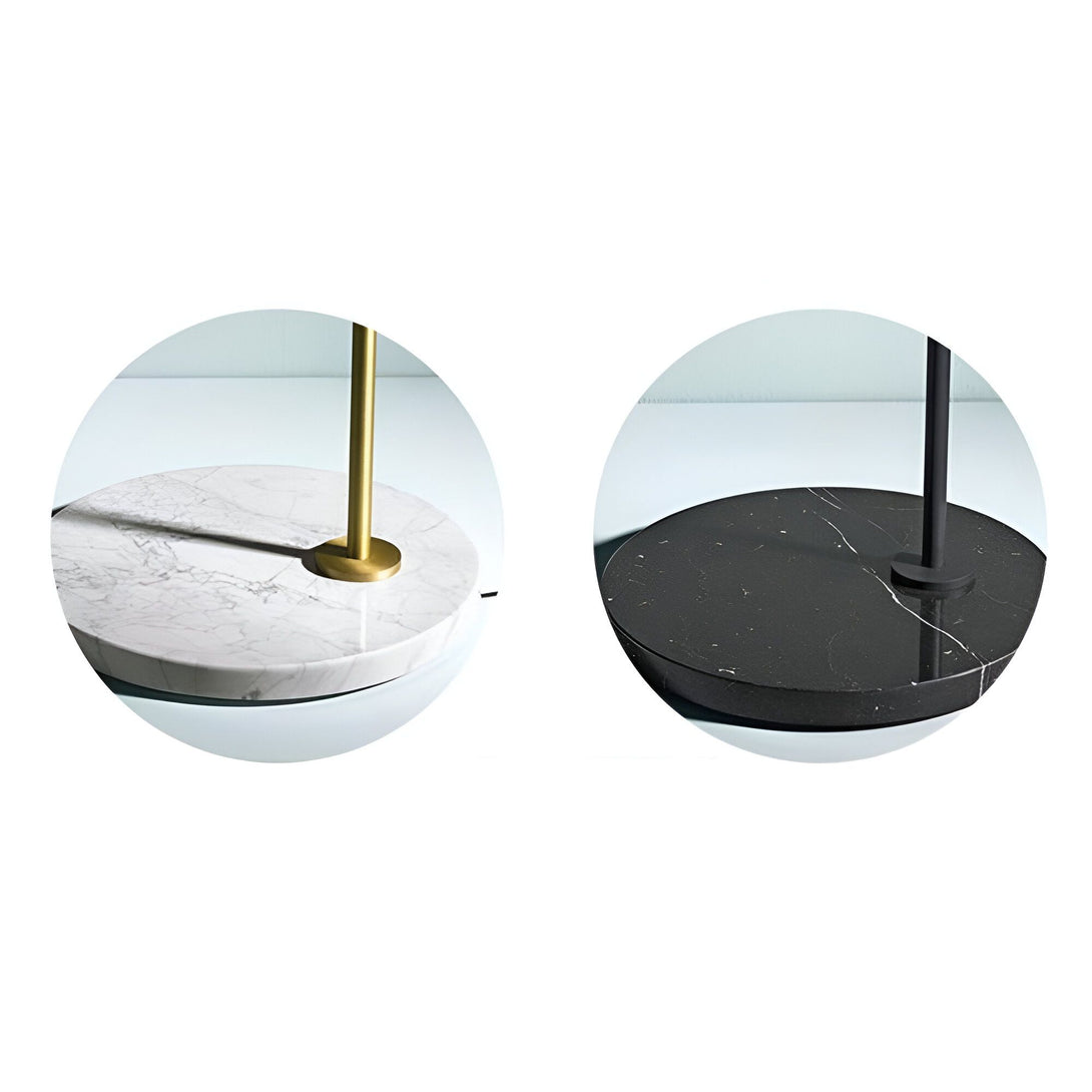 Deux lampadaires avec des bases rondes en marbre, l'un avec une base en marbre blanc et l'autre avec une base en marbre noir. Les lampadaires ont des tiges en métal doré et des abat-jour en verre blanc. SY-5268786555,SY-048073173X,