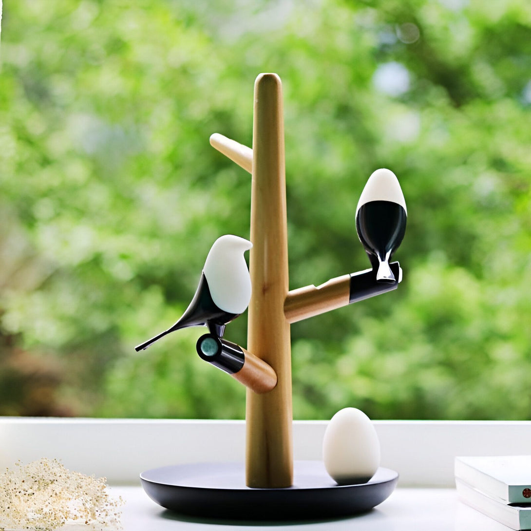 Une lampe en bois en forme d'arbre avec deux oiseaux noirs et blancs et un oeuf blanc. BI-6459513236,BI-828669189X,
