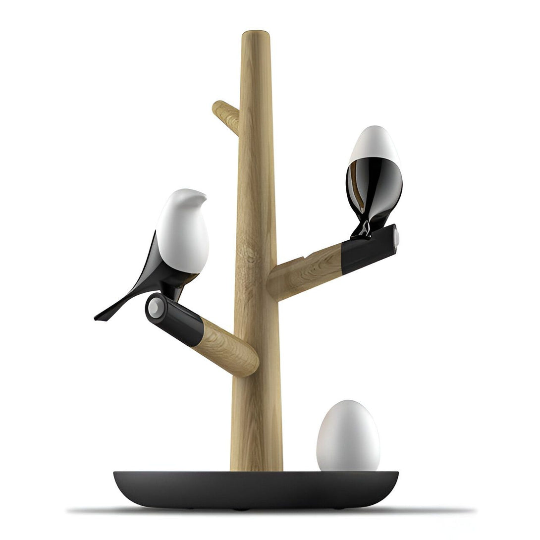 Une lampe en bois en forme d'arbre avec deux oiseaux blancs et noirs et un oeuf blanc. BI-6459513236,BI-828669189X,
