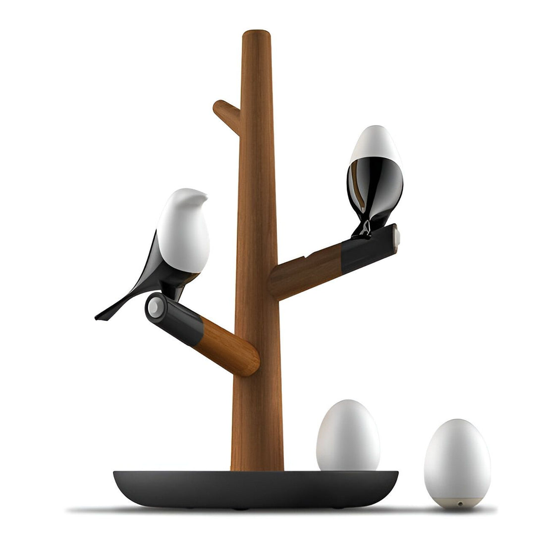 Une lampe en bois en forme d'arbre avec deux oiseaux blancs et noirs et deux œufs blancs. BI-6459513236,BI-828669189X,