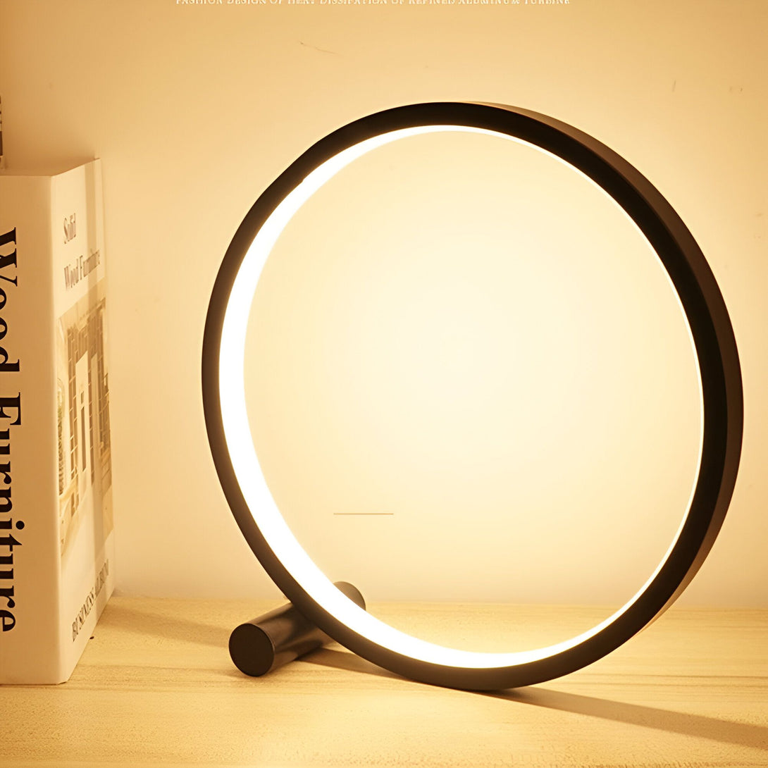 Une lampe de bureau noire en forme d'anneau avec une lumière blanche. CE-4626626394,CE-0944412238,CE-2511648865,CE-0068266804,
