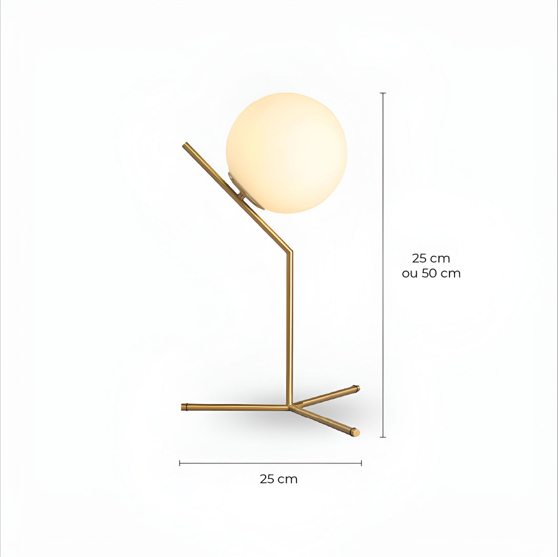 Une lampe de table en métal doré avec une sphère en verre opalin blanc. La lampe mesure 25 cm de haut et 25 cm de large. CA-2757427814,CA-2757537830,