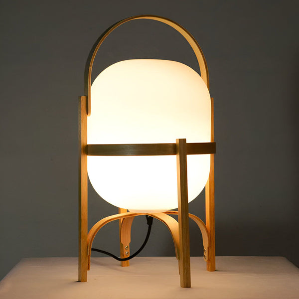 Une lampe en bois avec une anse en bois et un abat-jour rond en verre blanc. BU-5057562819,