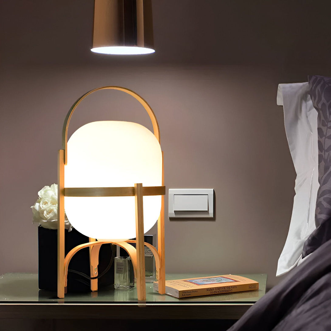 Une lampe de chevet en bois avec une forme géométrique et une lumière blanche chaude. BU-5057562819,