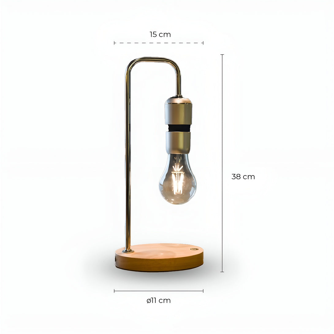 Une lampe à poser en bois avec une ampoule flottante. L'ampoule est maintenue en l'air par un champ magnétique. La lampe mesure 38 cm de haut et 15 cm de large. LE-5812217572,