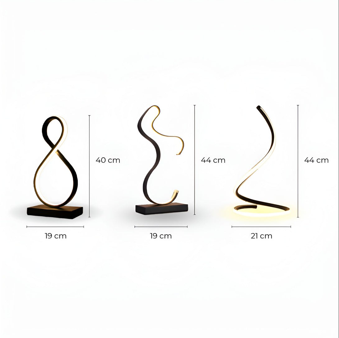 Trois lampes noires avec une lumière LED blanche. Les lampes ont des formes différentes. La première lampe mesure 40 cm de haut et 19 cm de large. La deuxième lampe mesure 44 cm de haut et 19 cm de large. La troisième lampe mesure 44 cm de haut et 21 cm de large. EV-1596845252,EV-6746318540,EV-1161783687,