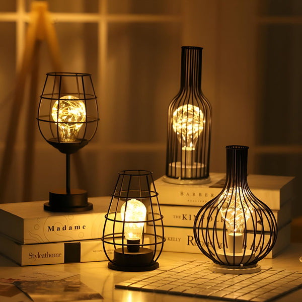 Une image de quatre lampes à bougie en métal noir avec des ampoules à filament. Les lampes sont de différentes formes et tailles. BA-7558324149,BA-5043109157,BA-1686395531,BA-6660899251,